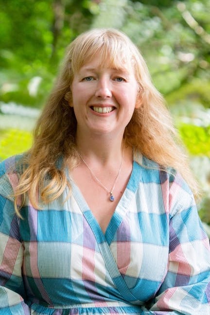Photo of author Jennifer Saint